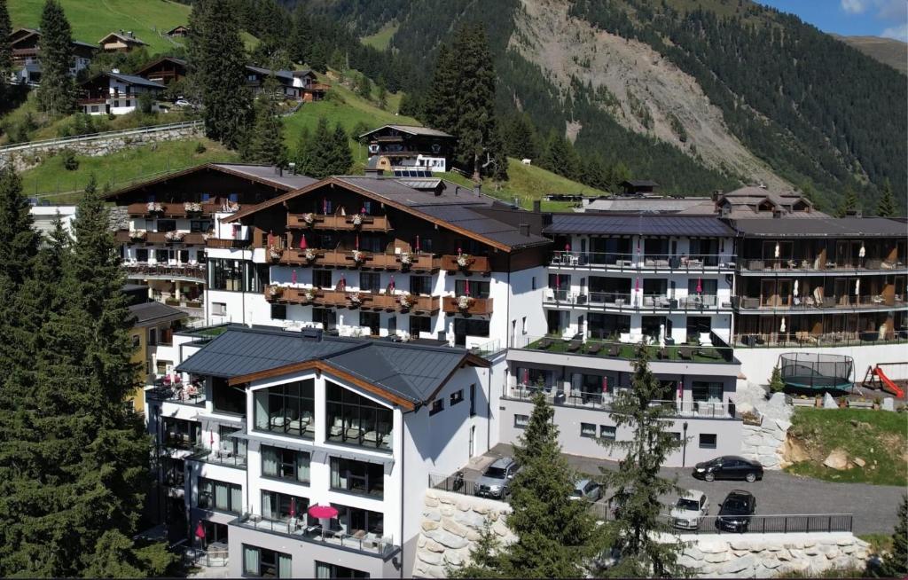Nespecifikovaný výhled na hory nebo výhled na hory při pohledu z hotelu