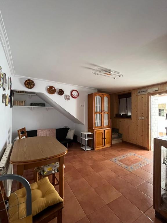 ein Wohnzimmer mit einem Tisch und einer Küche in der Unterkunft Casa Mildi Poo Llanes in Poo de Llanes