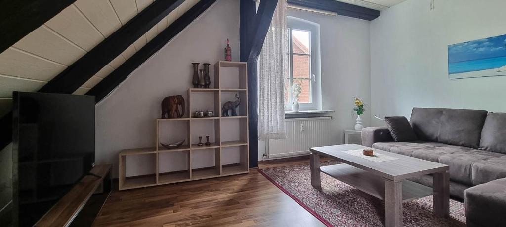 a living room with a couch and a table at Appartement Sahi 2 in Celle