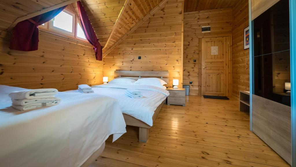 Postel nebo postele na pokoji v ubytování Gorski park Kupjak