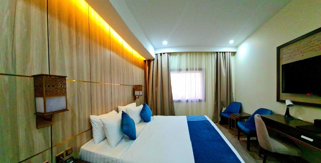Postel nebo postele na pokoji v ubytování Al Ebaa Hotel