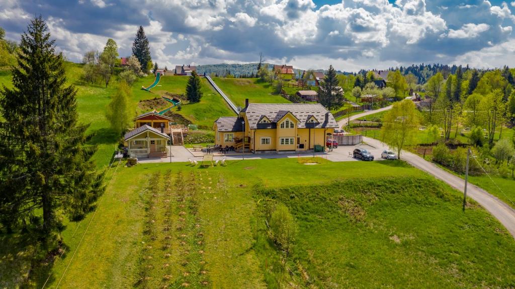una vista aérea de una gran casa en una colina en Gorski park Kupjak en Kupjak