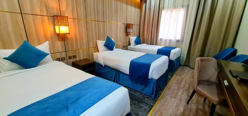Posteľ alebo postele v izbe v ubytovaní Al Ebaa Hotel