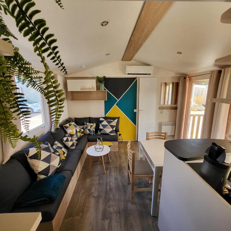 un salon avec un canapé et une table dans l'établissement La Pointe de Sel, à Canet