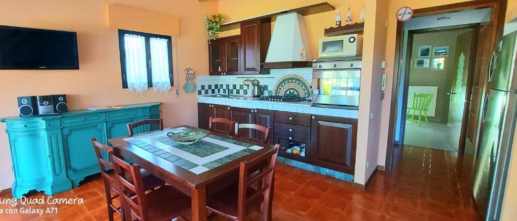 cocina con mesa de madera y comedor en Casa EUROPA, en Cavallino-Treporti