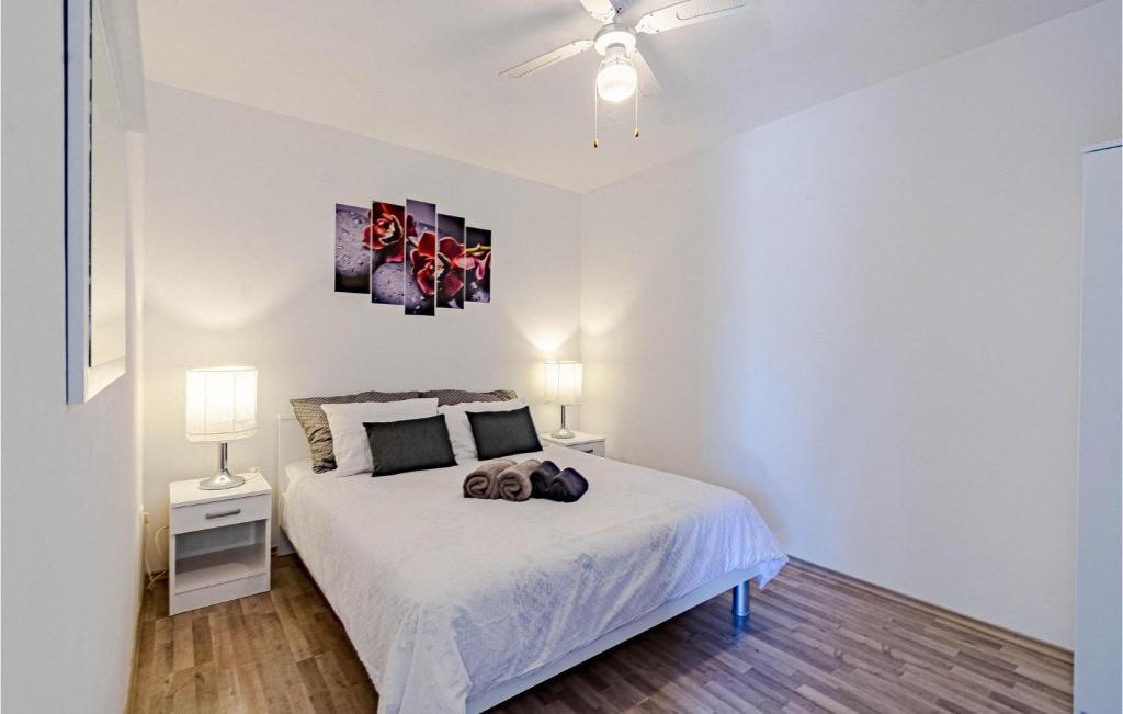 Posteľ alebo postele v izbe v ubytovaní Pet Friendly Apartment In Zrnovo