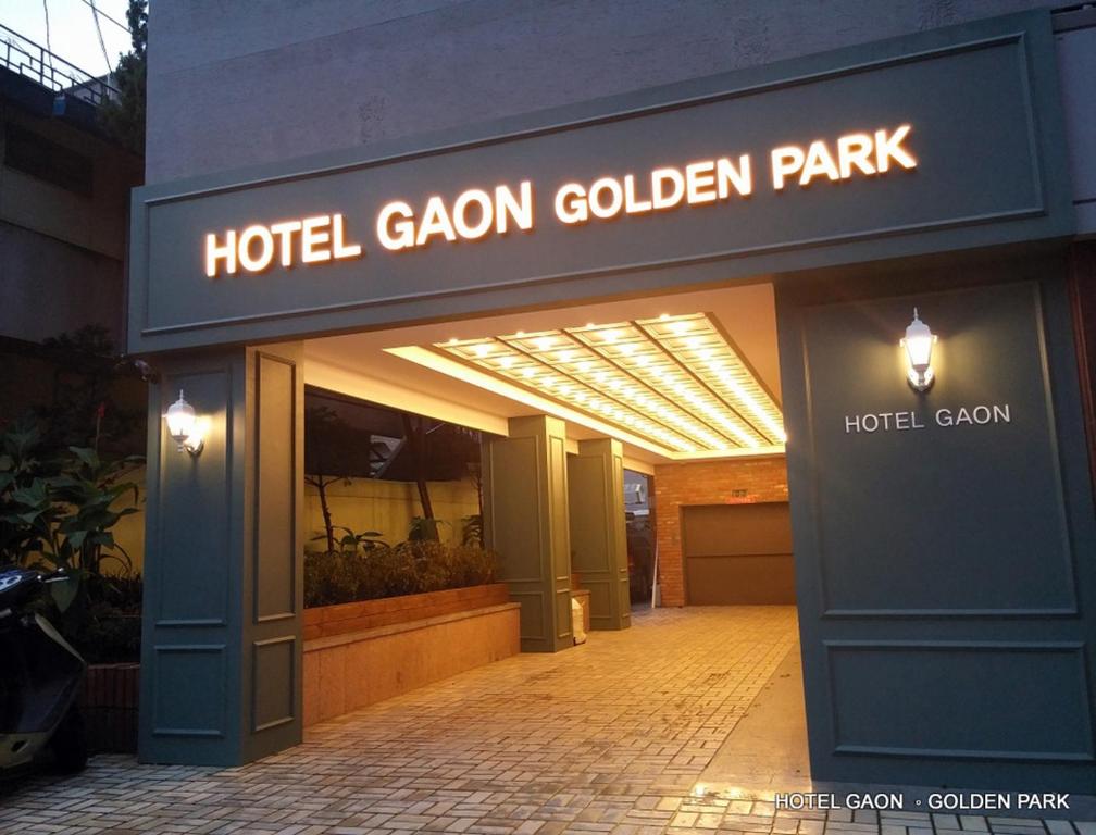 un cartel de hotel Gordon Golden Park en la parte delantera de un edificio en Hotel Gaon Golden Park Dongdaemun, en Seúl