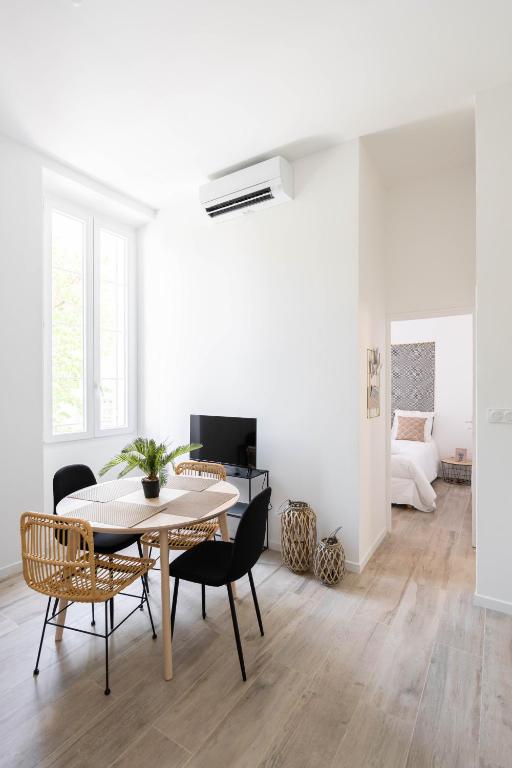 Televízia a/alebo spoločenská miestnosť v ubytovaní Le Concorde 1 - Appartement 1 chambre Terrasse Clim Calanques Vélodrome