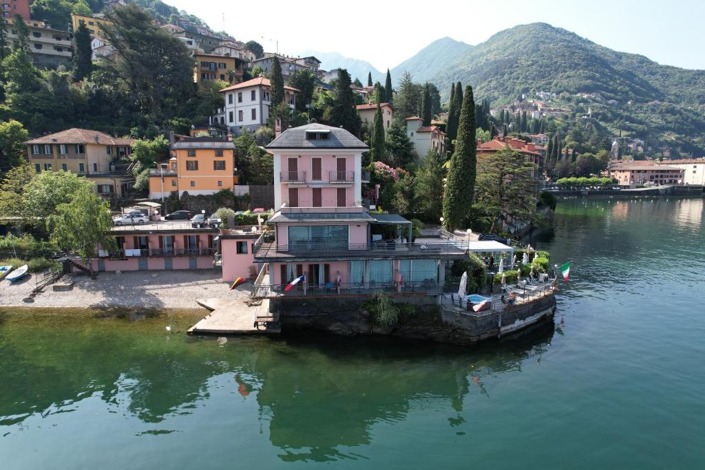 a small boat docked in the middle of a lake at Hotel Meridiana in Bellano