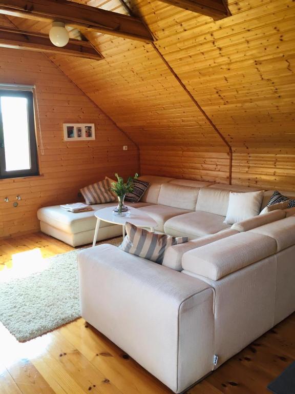 salon z białą kanapą i stołem w obiekcie Domek Salted Caramel w mieście Żarnowska