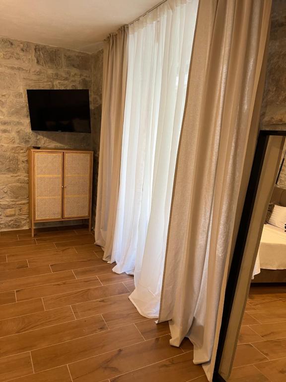 Televízia a/alebo spoločenská miestnosť v ubytovaní La Taberna
