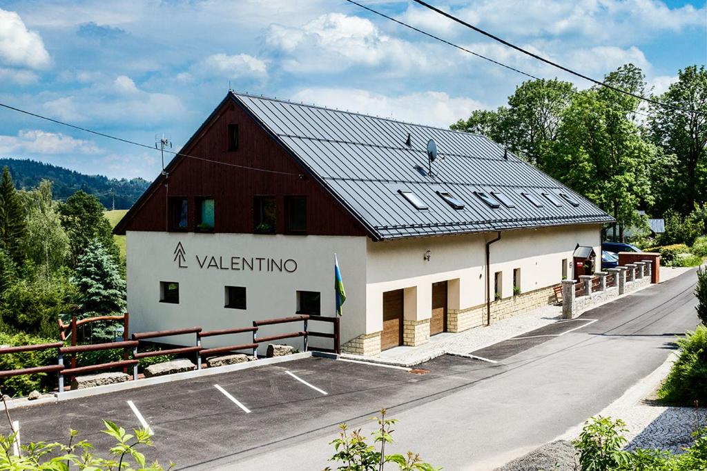 ベドジホフにあるpenzion Valentinoの黒屋根の赤白の建物