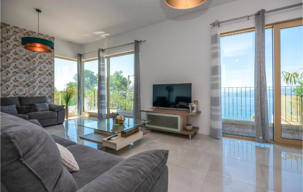 Televízia a/alebo spoločenská miestnosť v ubytovaní Holiday Home Villetta Belveder
