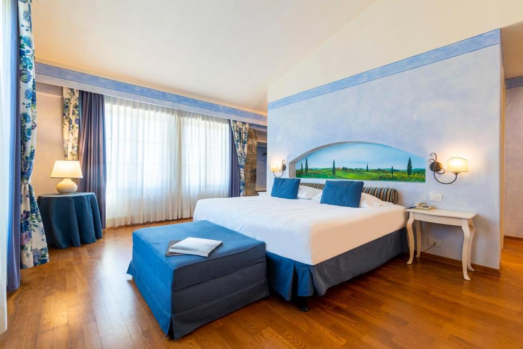 Postel nebo postele na pokoji v ubytování Hotel Borgo Di Cortefreda - Place of Charme