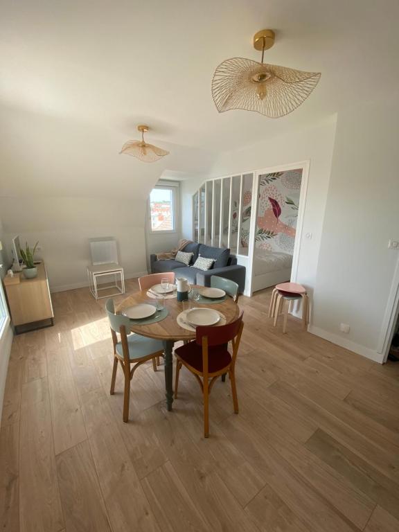 un salon avec une table, des chaises et un canapé dans l'établissement La Marée ZéLée - appartement à 50 mètres de la mer, à Wimereux