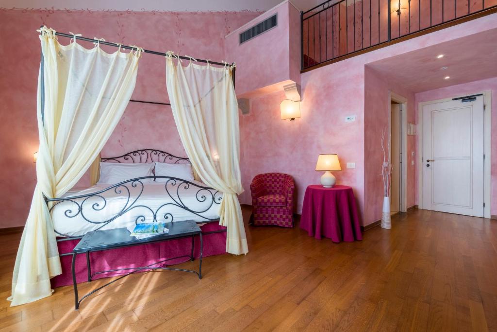 Postel nebo postele na pokoji v ubytování Hotel Borgo Di Cortefreda - Place of Charme