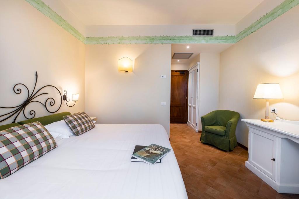 Postel nebo postele na pokoji v ubytování Hotel Borgo Di Cortefreda - Place of Charme