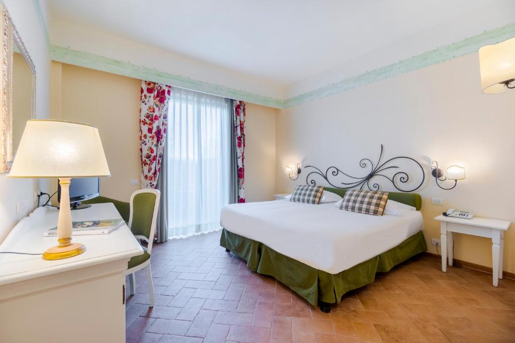 Postel nebo postele na pokoji v ubytování Hotel Borgo Di Cortefreda - Place of Charme