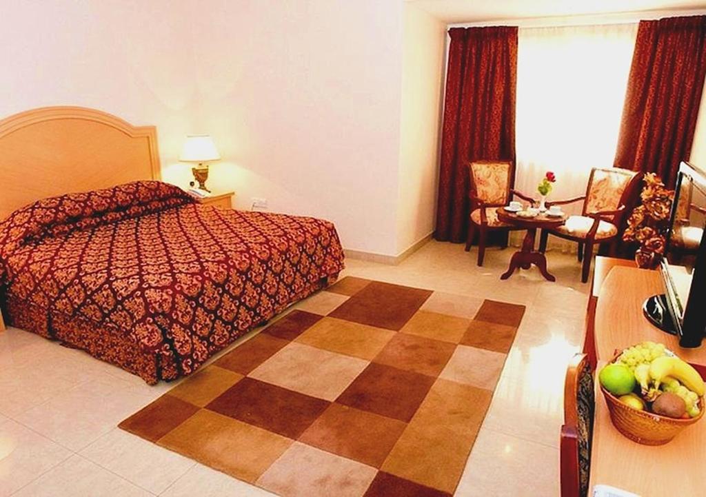 Postel nebo postele na pokoji v ubytování Safeer Hotel Suites