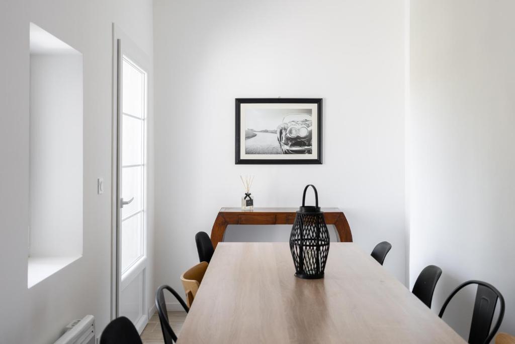 sala konferencyjna z drewnianym stołem i krzesłami w obiekcie Le Concorde 3 - Appartement 2 chambres - 8 pers - Terrasse - Clim w Marsylii