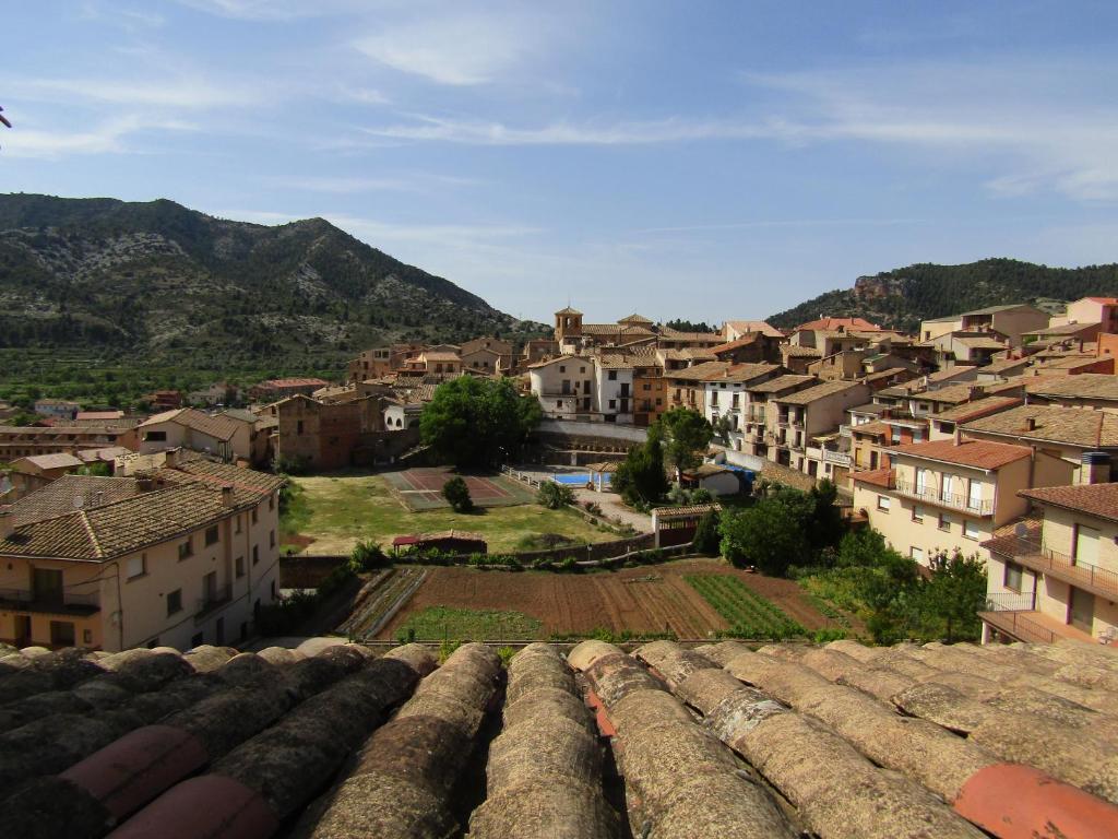 vistas a una ciudad con edificios y montañas en Casa Burgués, en Beceite