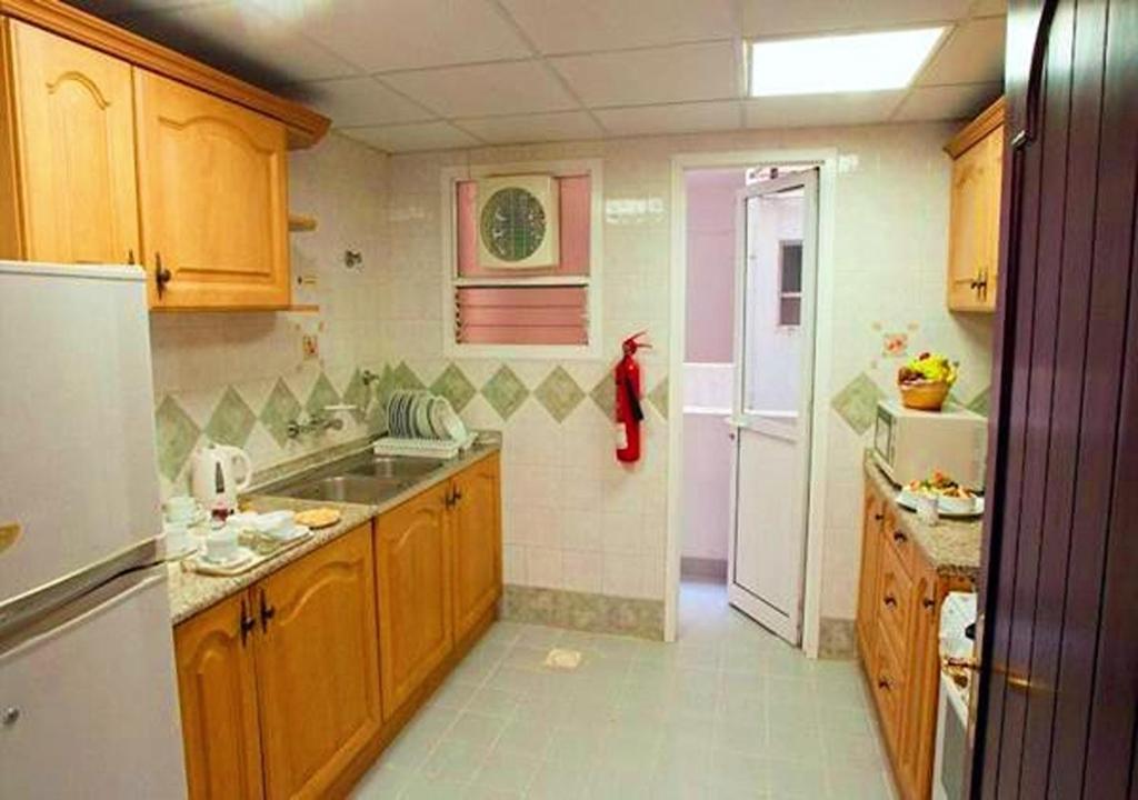 Kuchyň nebo kuchyňský kout v ubytování Safeer Hotel Suites