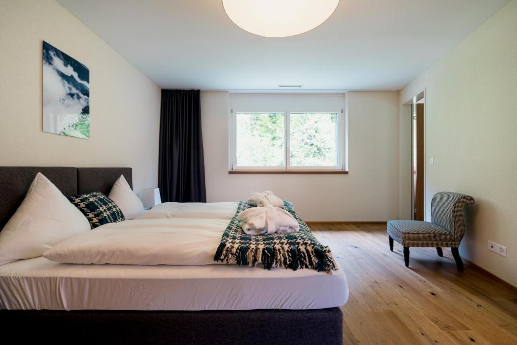 Postel nebo postele na pokoji v ubytování Peaks Place Apartments & SPA