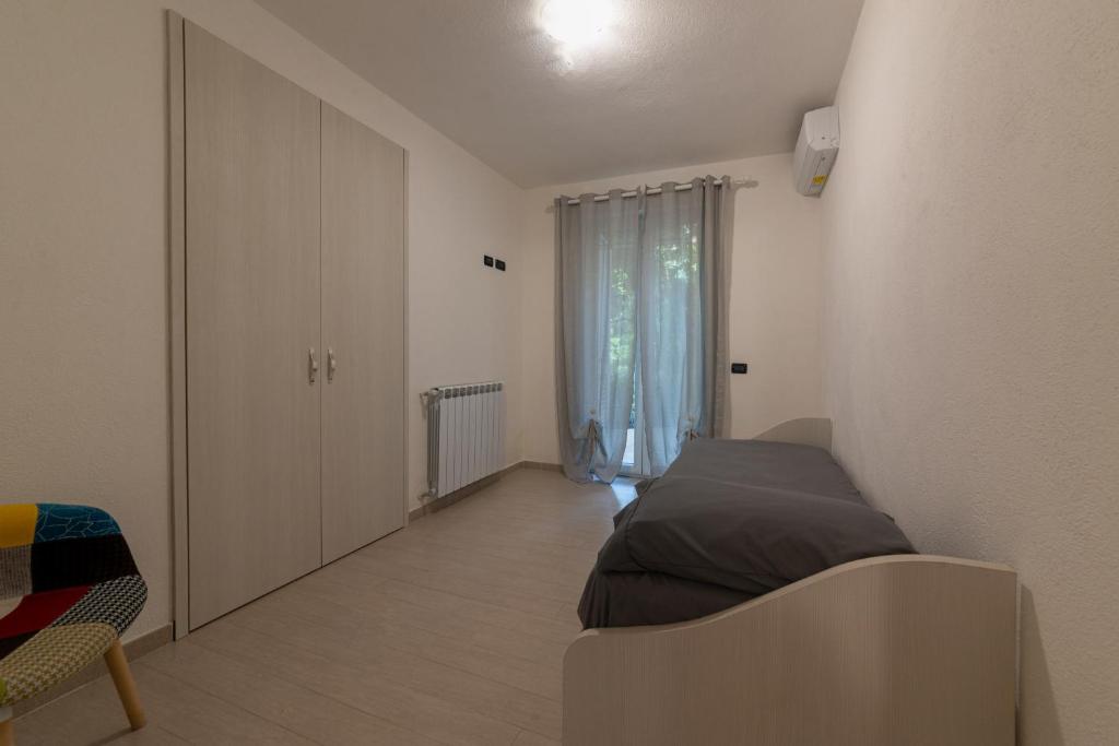 een slaapkamer met een bed en een groot raam bij Villa Rosaria in Ischia