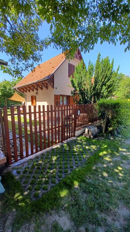 una valla de madera frente a una casa en Relax II. Vendégház, en Dunapataj