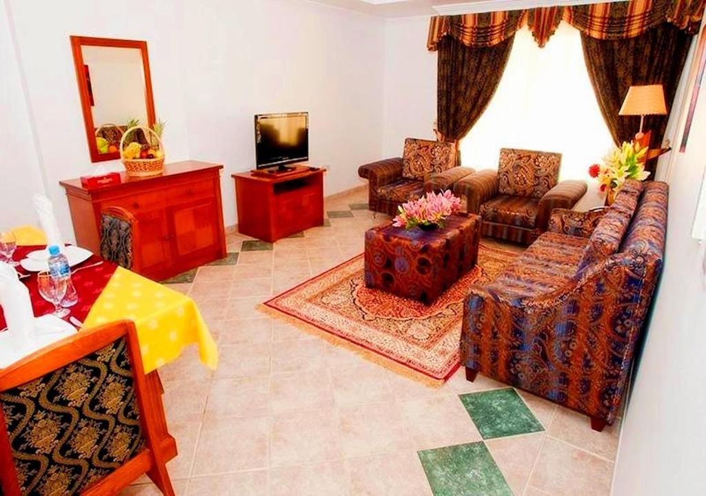 TV a/nebo společenská místnost v ubytování Safeer Hotel Suites