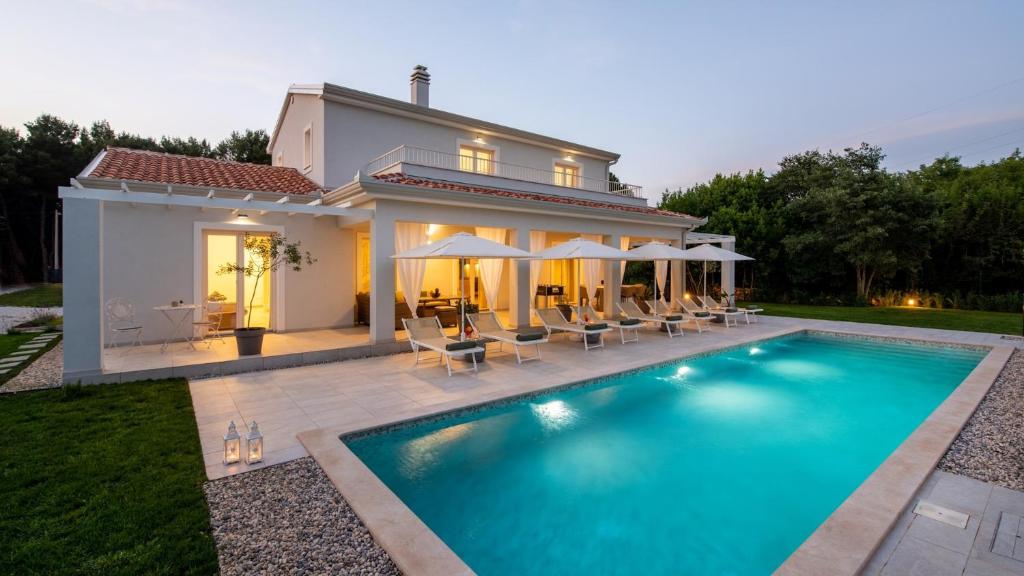 een villa met zwembad voor een huis bij Villa Oliveti by Villas Holiday in Frata