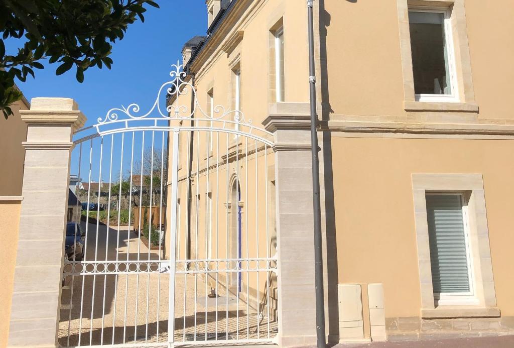 une porte devant un bâtiment dans l'établissement Villa Juno - Saint-Aubin-sur-Mer - Côte de nacre - Normandie - Plage débarquement, à Saint-Aubin-sur-Mer