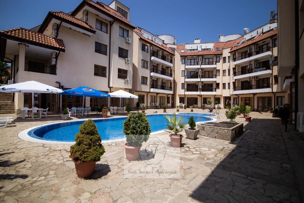 Bazén v ubytování Four seasons apartment - Oasis beach resort nebo v jeho okolí
