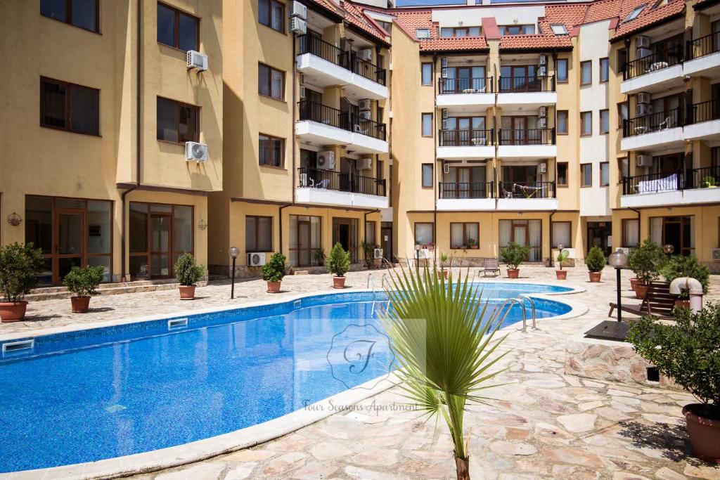Bazén v ubytování Four seasons apartment - Oasis beach resort nebo v jeho okolí
