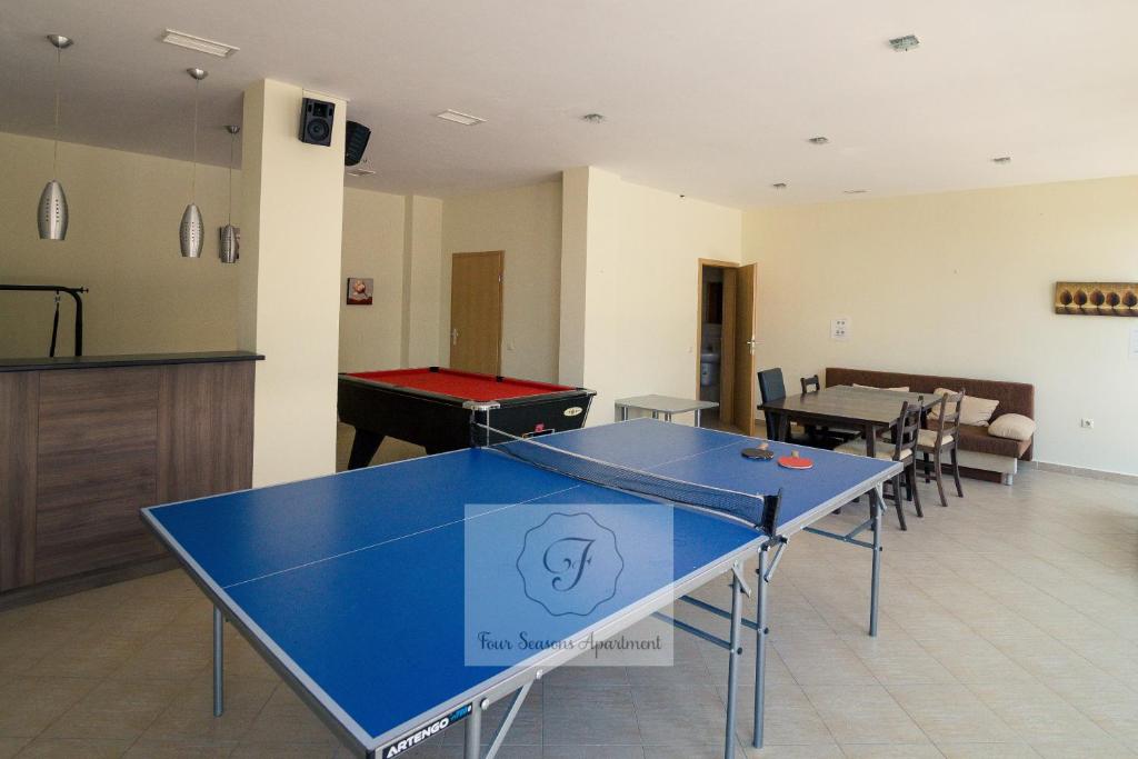 Stolní tenis v ubytování Four seasons apartment - Oasis beach resort nebo okolí