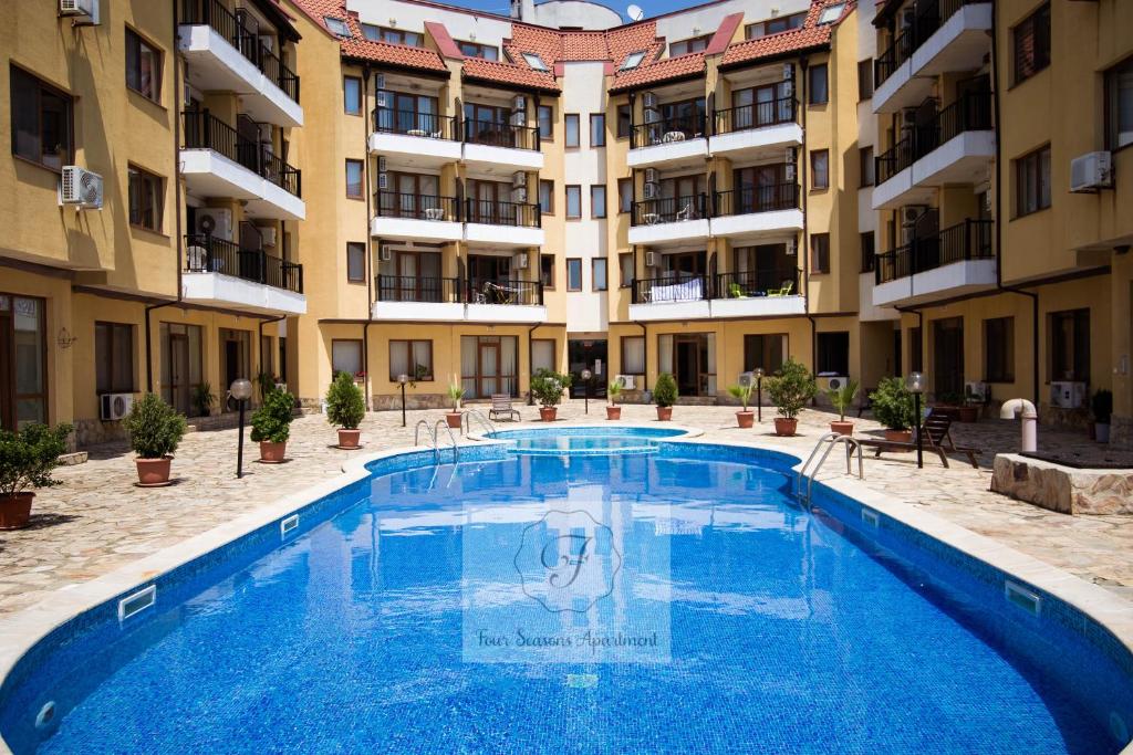 Bazén v ubytování Four seasons apartment - Oasis beach resort nebo v jeho okolí