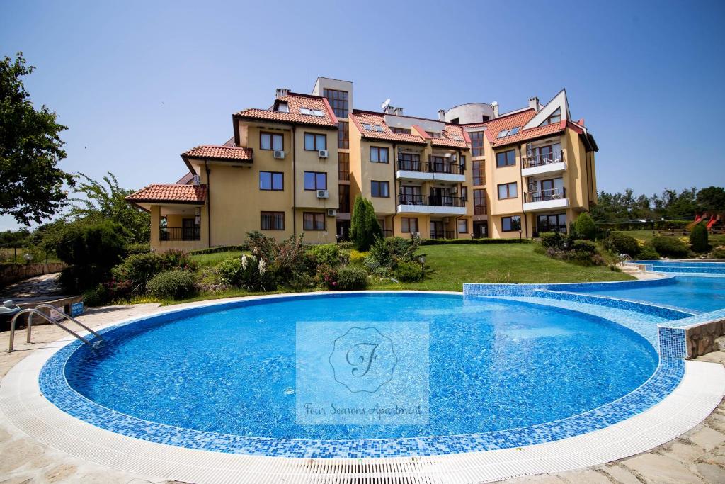Bazén v ubytování Four seasons apartment - Oasis beach resort nebo v jeho okolí