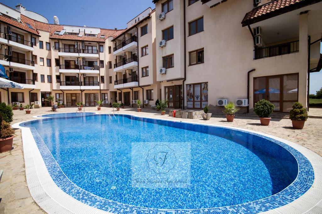 Bazén v ubytování Four seasons apartment - Oasis beach resort nebo v jeho okolí