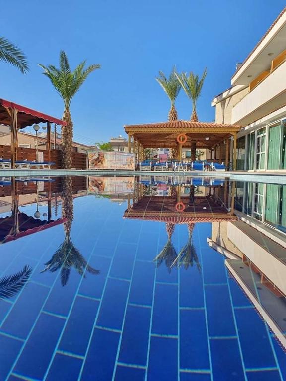 Bazén v ubytování M. Moniatis Hotel nebo v jeho okolí