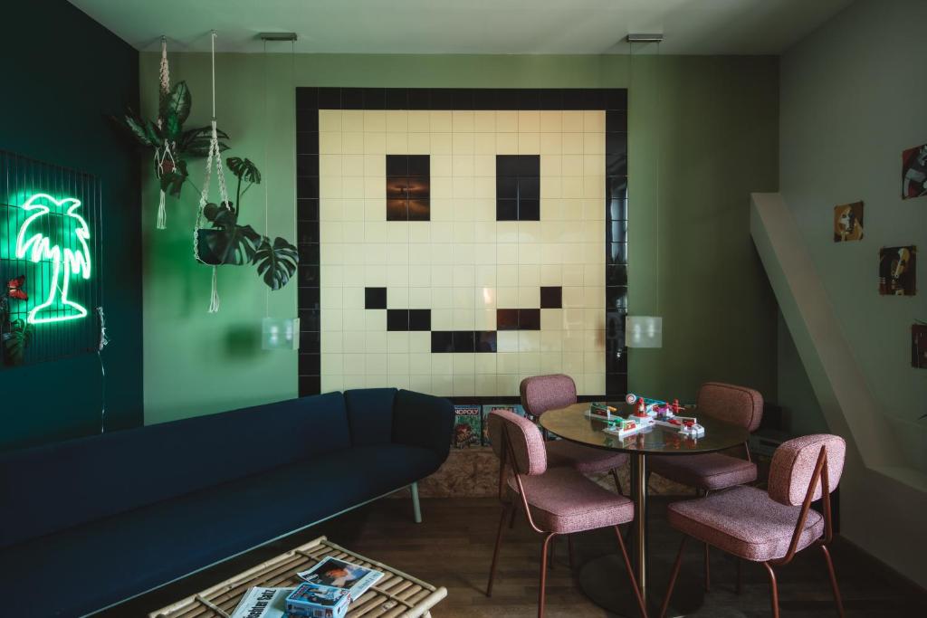 
Quadruple Suite Games
