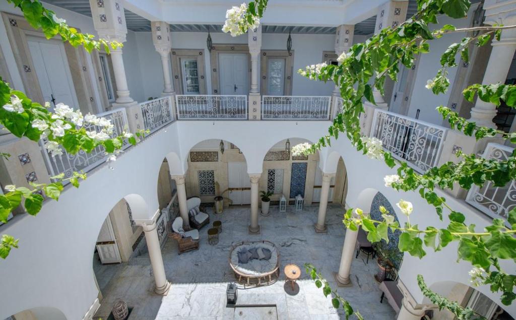 una vista aérea de un edificio con una escalera de caracol en Dar Benti, en Monastir