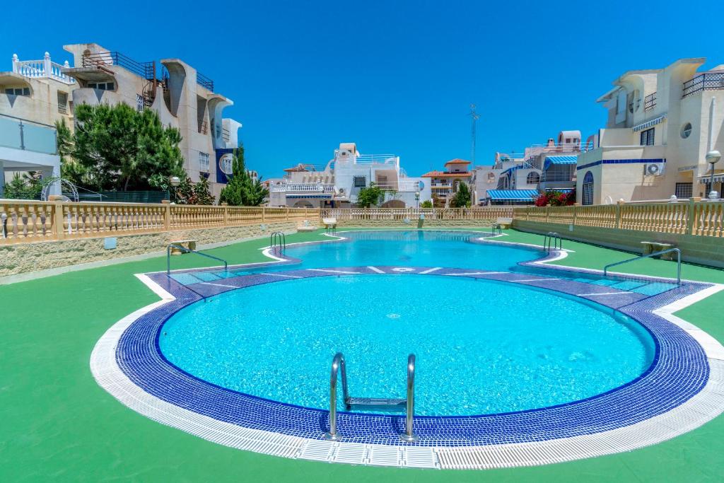een groot zwembad in het midden van een gebouw bij VILLA-CAPRICHO DUNAS DE LA MATA 3 in Torrevieja