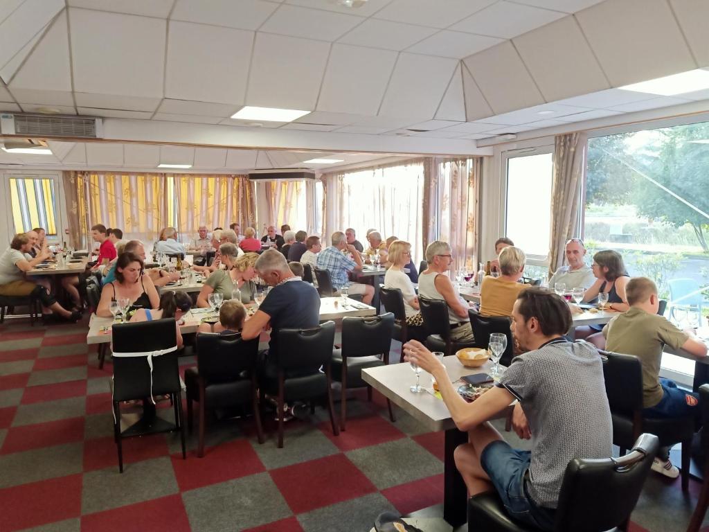 Restaurace v ubytování Astrotel Romorantin-Lanthenay Soirée étape