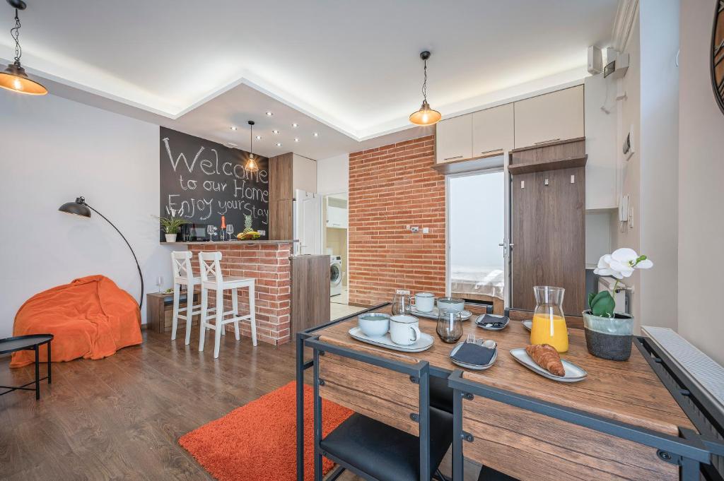 una cocina y una sala de estar con una mesa con comida. en Design Home @ Rumbach, en Budapest