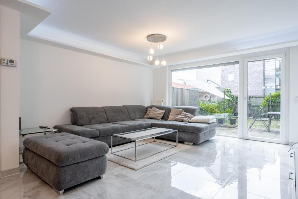 una sala de estar con un sofá y una mesa en Private House, en Hannover
