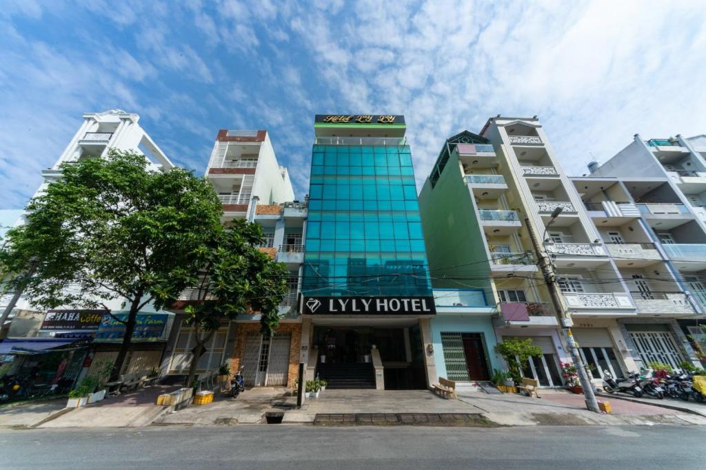 een gebouw met een bord ervoor bij Ly Ly Hotel in Ho Chi Minh-stad