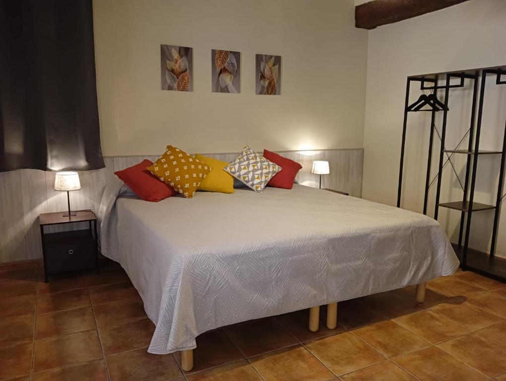 ベセイテにあるApartamento Burguésのベッドルーム(大きな白いベッド、カラフルな枕付)