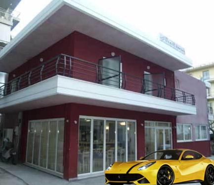 une voiture jaune garée devant un bâtiment rouge dans l'établissement Peridromos, à Lébadée