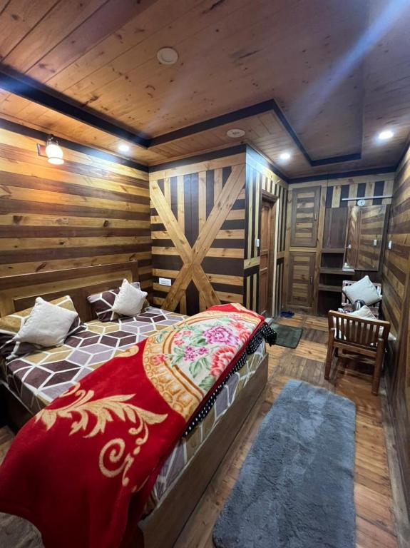 Pahadi House - Wooden Queen Non View Room