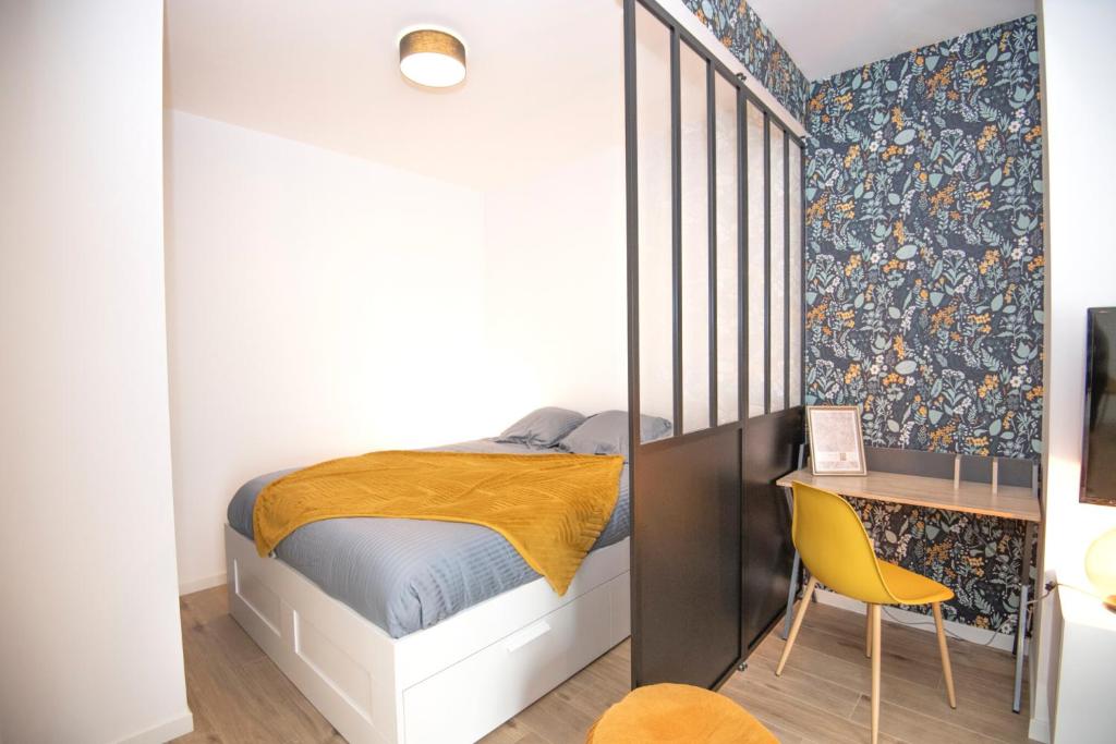 1 dormitorio con 1 cama y escritorio con silla amarilla en KASA SAINT QUENTIN - Tout équipé & Cosy, en Saint-Quentin